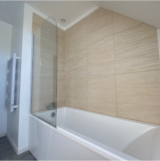 Étretat : 
Création d’une salle de bain de A à Z. Pose faïence, pose baignoire, pare baignoire tablier.