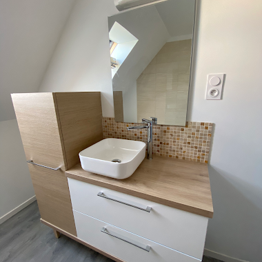 Étretat : 
Assemblage et découpe d'un meuble vasque. Pose d'une faïence autour de la vasque. Pose de la vasque. Raccord plomberie et électricité.