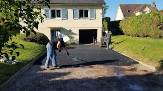 Fontaine-la-Mallet : Terrassement et mise en place d'une couche d'enrobée sur une allée privée.