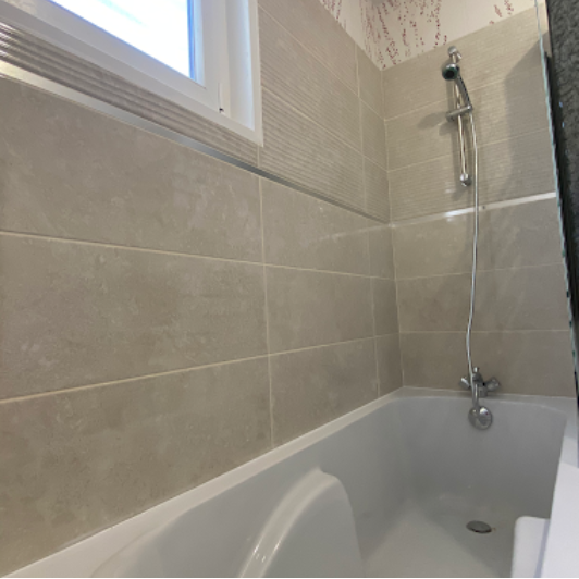 Le Havre : 
Logement incendié : démolition des murs endommagés, isolation + doublage des murs, pose du revêtement mural + faïence, pose baignoire + pare baignoire.