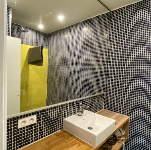 Le Havre : 
Modification plomberie et électricité. Pose de faïence sur tous les murs. Pose d'un receveur, d'une colonne de douche  et d'une vasque. Pose  d'une paroi de douche et d'un meuble vasque sur-mesure. Pose miroir sur-mesure.