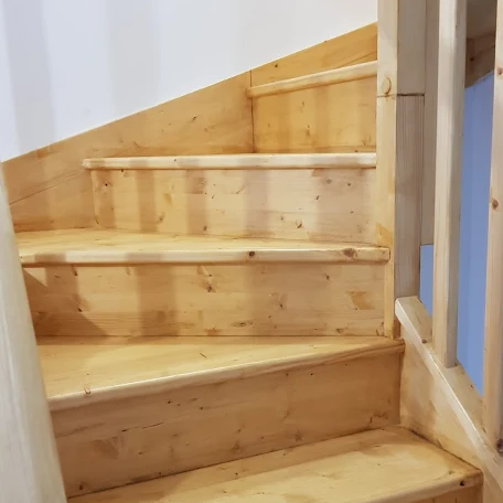 Étretat : Pose et lasure d'un escalier.